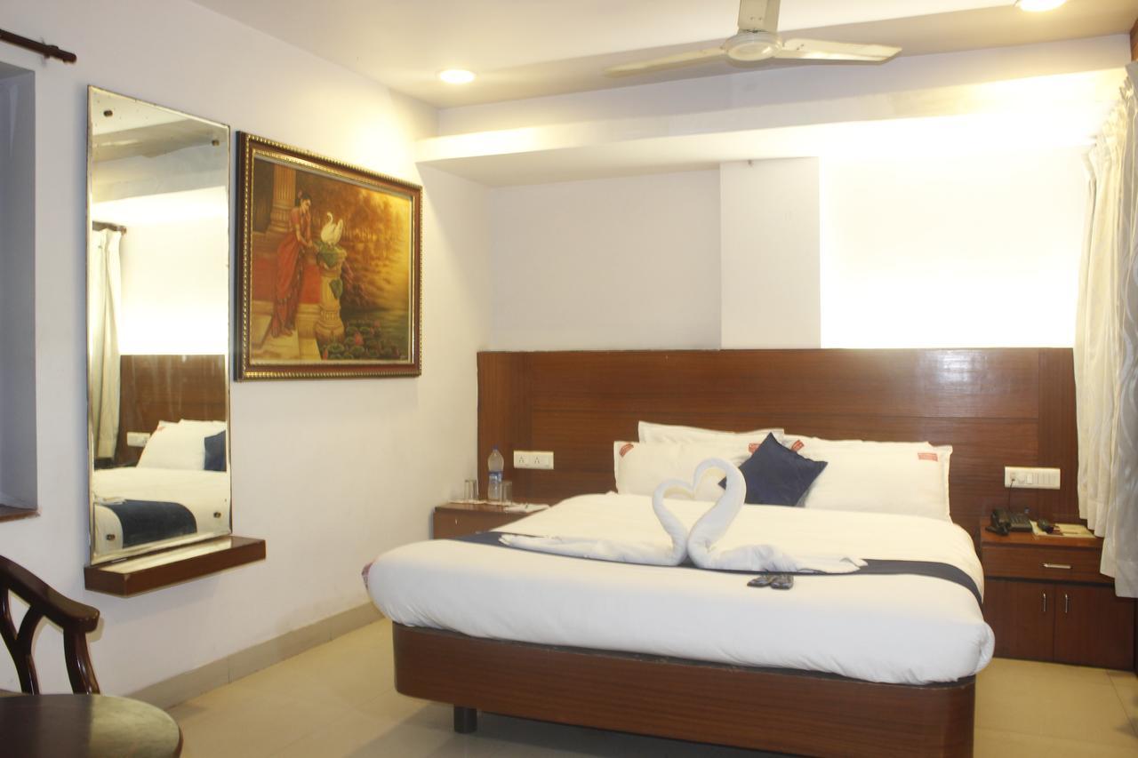 Hotel Chandra'S Visákhapatnam Kültér fotó