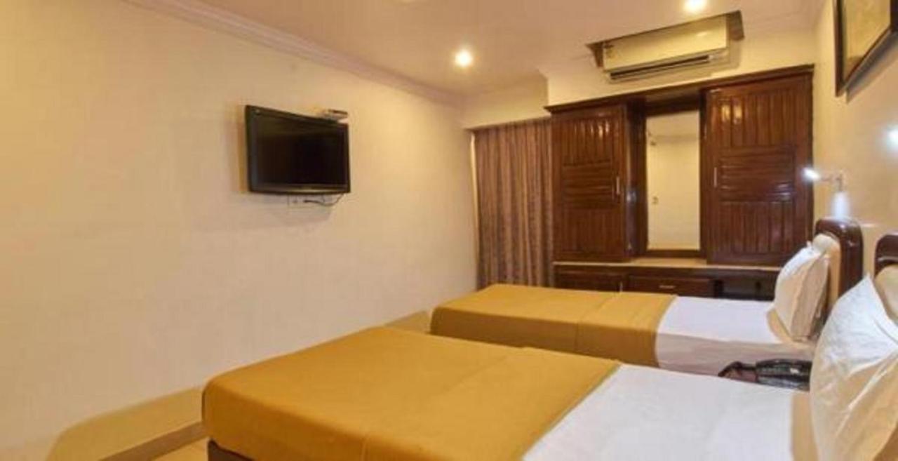 Hotel Chandra'S Visákhapatnam Kültér fotó
