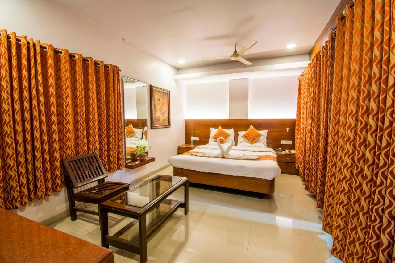 Hotel Chandra'S Visákhapatnam Kültér fotó